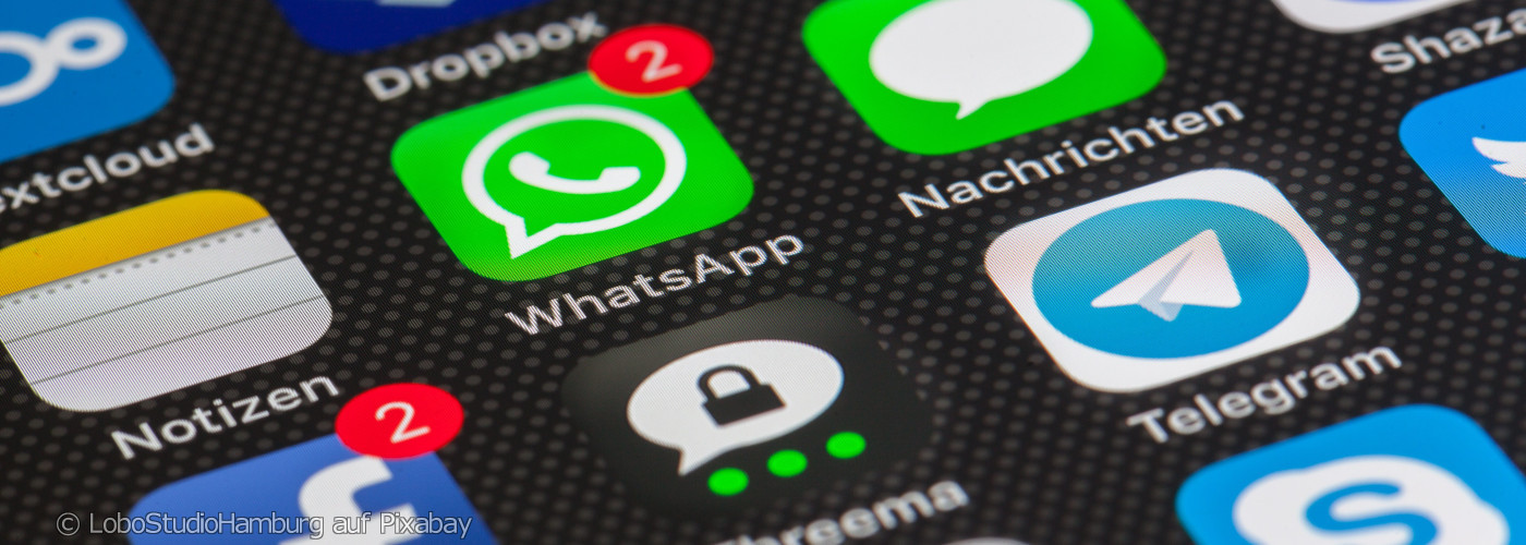 Nahaufnahme eines Smartphone-Bildschirms mit mehreren App-Symbolen