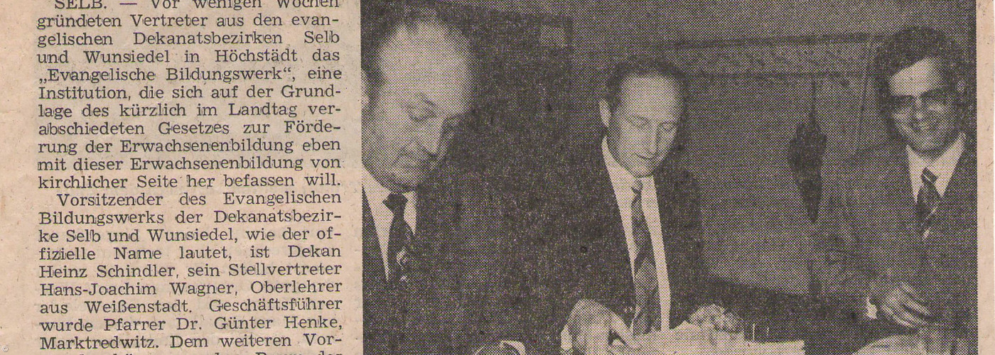 Zeitungsartikel der Frankenpost mit Bildausschnitt: Zwei Männer in Anzügen sitzen an einem Tisch mit Dokumenten