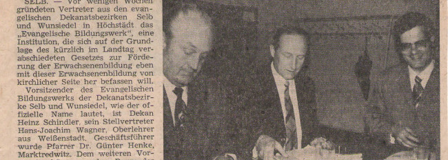 Zeitungsartikel der Frankenpost mit Bildausschnitt: Zwei Männer in Anzügen sitzen an einem Tisch mit Dokumenten