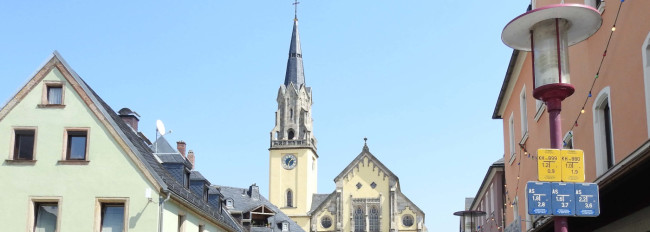 Blick auf die Stadtkirche St. Andreas in Selb mit umliegenden historischen Gebäuden und einer Straßenlaterne im Vordergrund