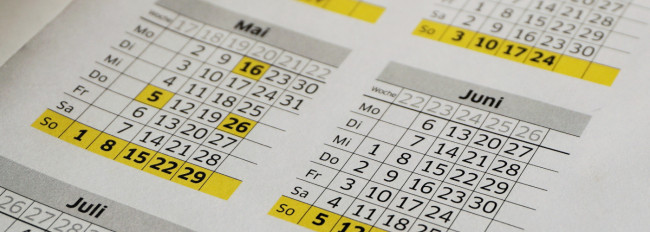 Kalenderübersicht mit markierten Terminen an verschiedenen Wochentagen