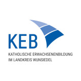 Logo der Katholischen Erwachsenenbildung im Landkreis Wunsiedel mit blauen stilisierten Bögen und Schriftzug