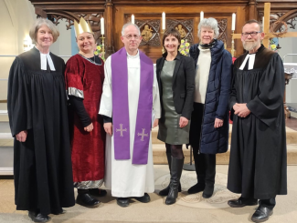 6 Menschen stehen in der Kirche
