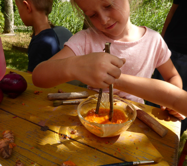 Kind mit Stäbchen